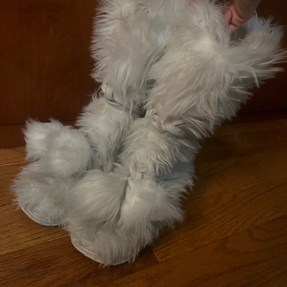 white faux fur boots